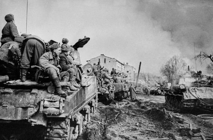 Красноармейцы на броне танка. Данциг, март 1945 г. Фото: waralbum.ru
