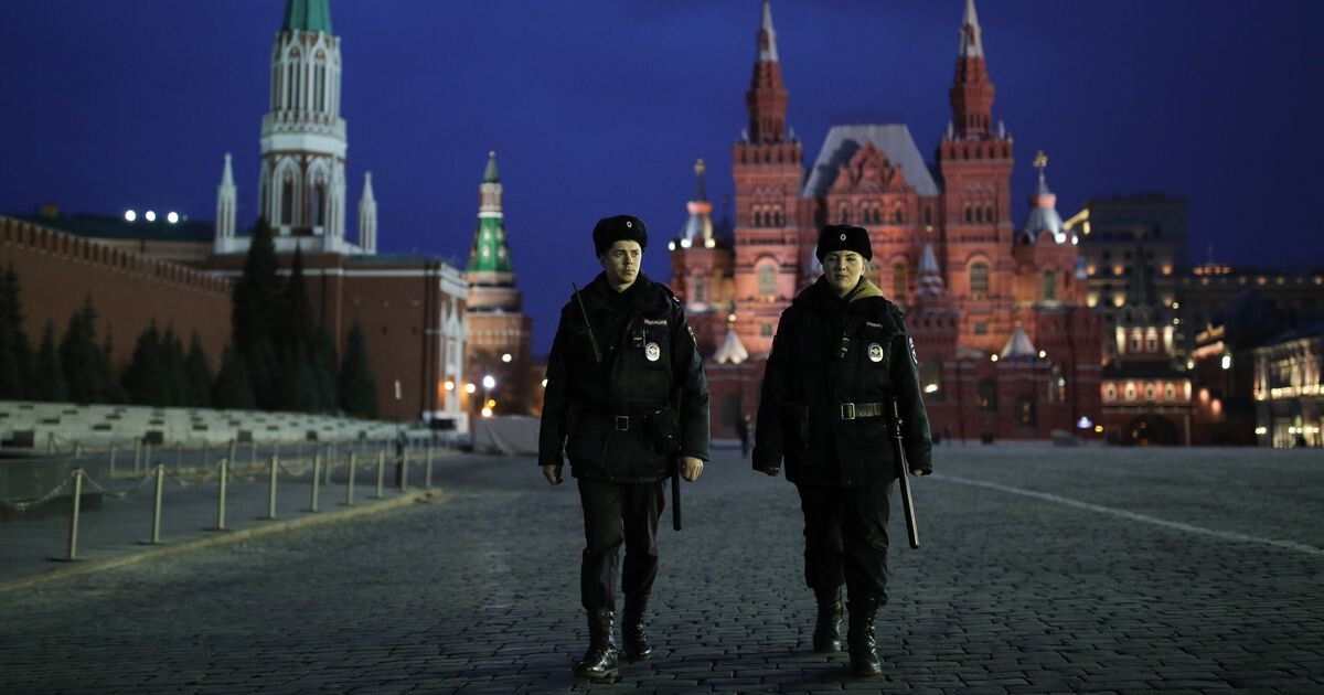 Комендантский час. С 20 часов вечера по 8 часов утра. 