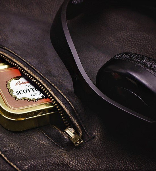 И так, новый порядок уборки создал новый мужской, чуть аскетичский стиль помещения. Добавилось пустоты в прямом и философском смысле. Эту пустоту чем-то хотелось заполнить. Но только не тем, с чего надо вытирать пыль. Я несколько раз открывал дверь и выходил, потом снова открывал и заходил. Соседка шла по коридлору и остановилась в недоумении, видя мои бестолковые действия с налётом романтической задумчивости перед входной дверью. Когда я в очередной раз вошёл, а затем вышел, она подошла на растояние социальной дистанции и осторожно спросила: -Мой,друг, с вами всё нормально?
- Оу, Мис Бейли, не стоит беспокоиться, я не могу определить настроение, с которым должен возвращаться домой.
Бывшая учительница местной школы с пониманием восприняла мой ответ и сказала:
-Разрешите я попробую это сделать. Я много раз входила в класс и меня всегда это чуть нервировало. Я вижу, что и вам это доставляет беспокойство.
- Прекрасная идея, вот вам ключ, и я отошёл на положенные 6 футов.
Мис Бейли несколько раз повторила все мои движения и сказала:
-Дорогой, у вас много пустоты в квартире. Её надо чем-то заполнить.
- Вы правильно поняли мои затруднения, Мис Бейли, но чем заполнить?
- Извините, за бестактный вопрос, а к вам женщины заходят?
- Вы же зашли?
- Джентльмен, ха.ха. Вам нужен в прихожей лёгкий мужской запах, чтобы он начал волновать женщину перед тем, как вы предложите ей чашечку кофе.
У меня в голове сразу всплыли нехорошии ассосиации с носками, грязными майками и стоптанными кроссовками. Но я их отбросил и спросил:
- А какой запах?
- Табака.
- Ах, дорогая Мис Бейли, я же не курильщик.
- А курить и не надо, запах табака и запах окурков, совершенно разные вещи. Купите несколько разных небольших коробочек Вирджиния бленд, Латакия, Ескудо, Принс Альберт и когда приглашаете даму в гости, сами определите, какой запах ей будет приятен.
- У меня нет столько разных женщин, Мис Бейли, вы обо мне слишком интересного мнения. И не в прихожей же мне его рассыпать.
- Ха,ха,ха, какой вы забавный молодой человек.
По сравнению с возрастом Мис Бейли я и правда не так стар, это меня развеселило и пришла идея в голову. Я сделал восковую свечу с деревянным фитилём и крошками табака, они создают чуть уловимый звук потрескивания горящего дерева, в дополнение приятный запах из диффузора Natural’s wiks tobacco bark смешивается с запахом дорогой кожи и они создают расслабляющую обстановку. Тут явно живёт мужчина, хоть и не курящий. Первой гостьей была Мис Бейли.
       



