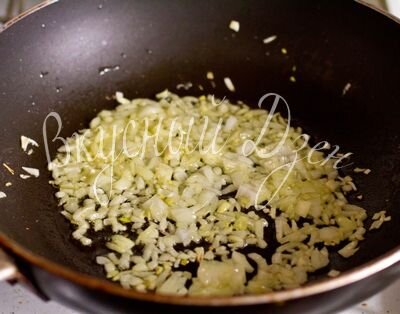 Мелко рубим лук и чеснок. В сотейнике или глубокой сковороде разогреваем на среднем огне 1 ст.л. растительного масла. Кладем лук и жарим, помешивая, до полупрозрачного состояния, около 4 минут. Кладем чеснок и орегано, жарим еще минуту. 