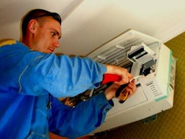 Фото: Делаем профилактику и чистку кондиционеров в квартире в Москве. Фото взято с сайта компании Конвент Москва.