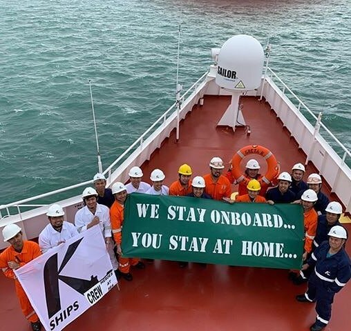 Фото с ресурса https://twitter.com/seabirdghana
(с англ. "мы остаёмся на борту, вы оставайтесь дома")