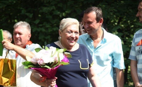 Cветлана Витальевна на торжественной линейке, посвященной 65-летию лагеря.