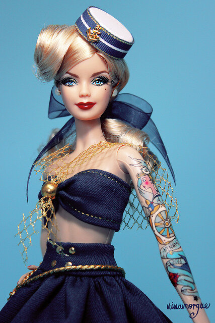 Кукла Барби с татуировками. Фото ©thevinylscene