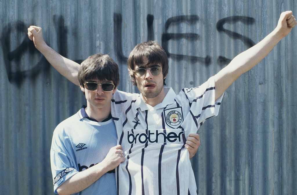 Лиам и Ноэль Галлахеры в форме "Манчестер Сити".