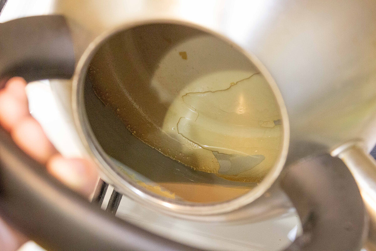 Отмыть чайник от накипи лимонной кислотой. Накипь в чайнике. Чайник с накипью внутри. Накипь на бульоне.