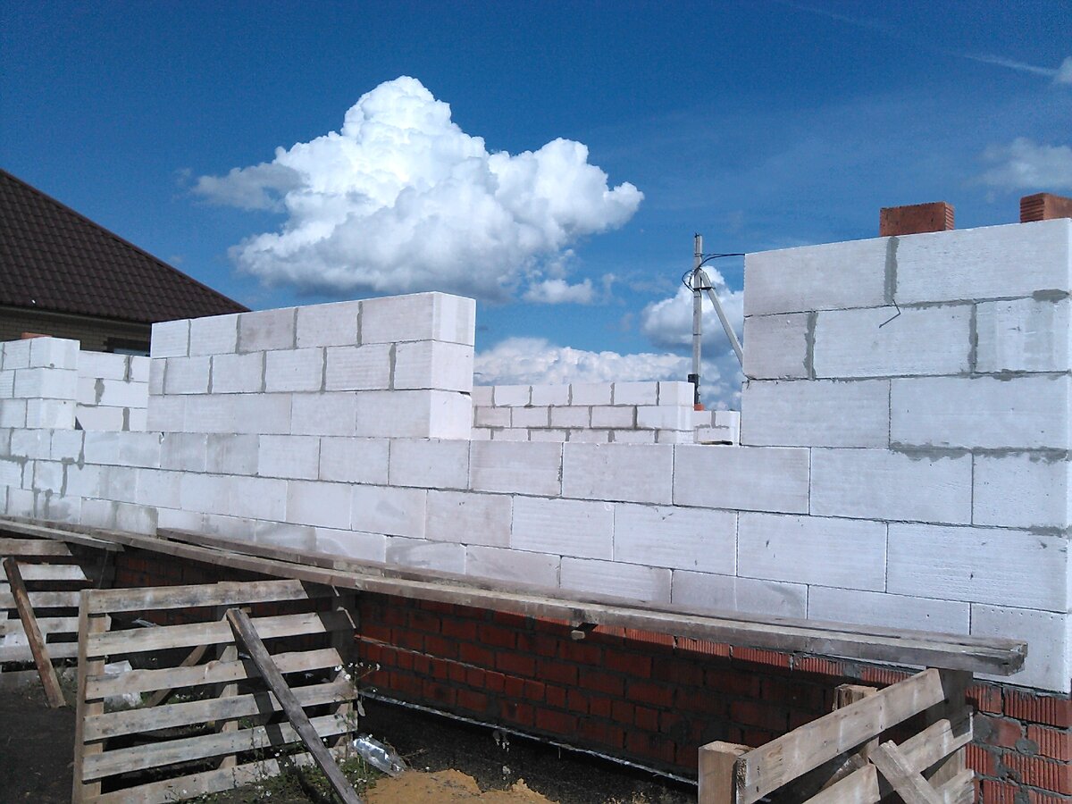 Коробку дома 9х11 метров узбеки выложили мне ровно за неделю, как и договаривались, и я их нанял на следующий этап работ  - заливка армопояса @Горбунов Сергей Канал Самостройщика СТРОЮ САМ.