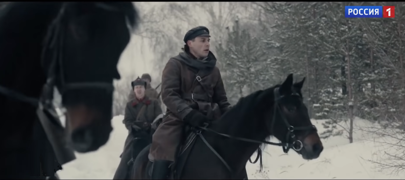 Красные едут грабить в деревню. Кадр из фильма.