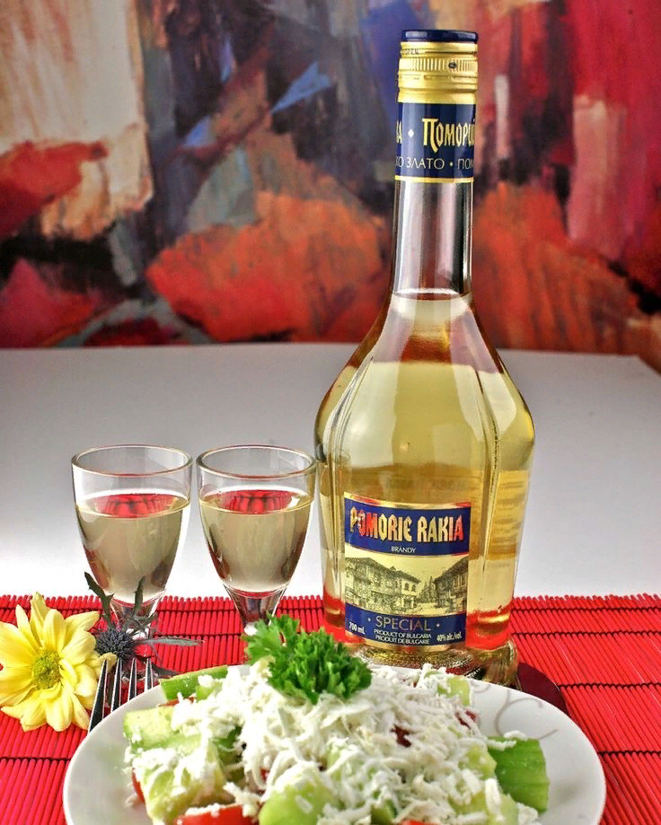 Современная Анисовая водка из Болгарии, имеющая традиционный цвет напитка.