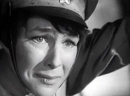 Вы можете увидеть взгляд полный боли, ведь на глазах героини погиб любимый человек