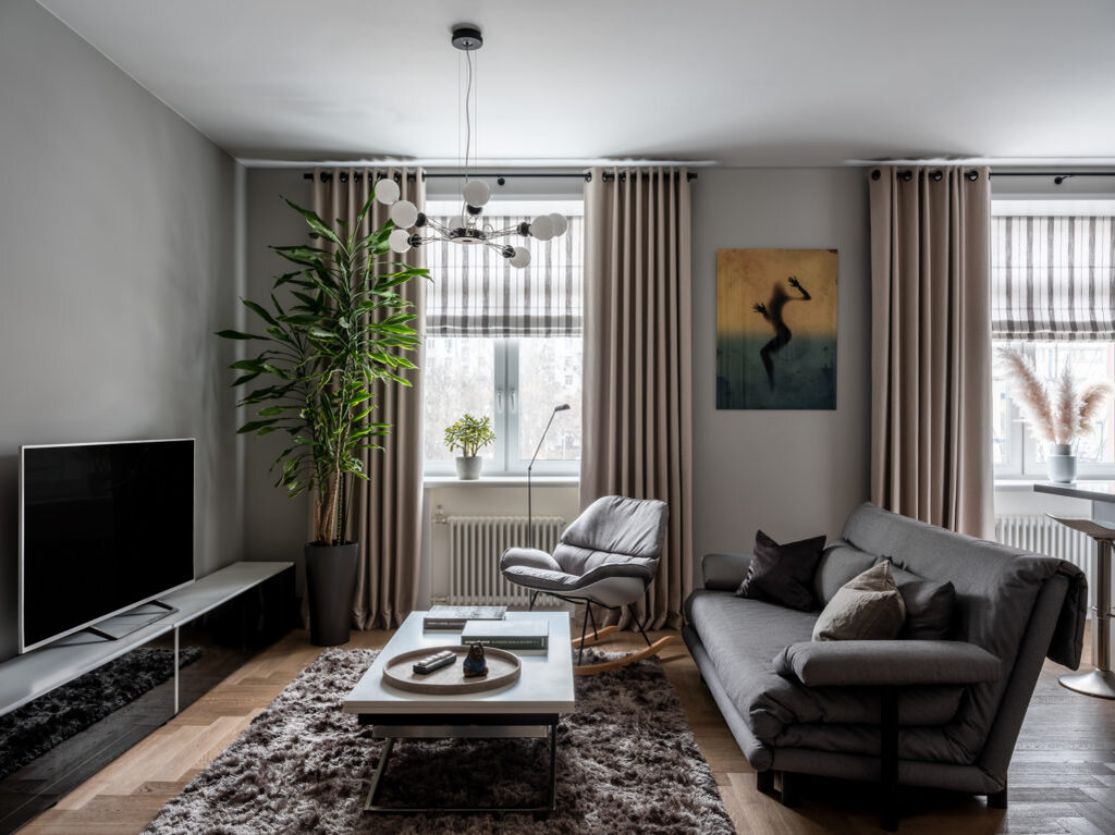 Гостиная. Свет, Lumina; диван, Ligne Roset; журнальный столик, тумба под телевизор и ковер, все BoConcept.