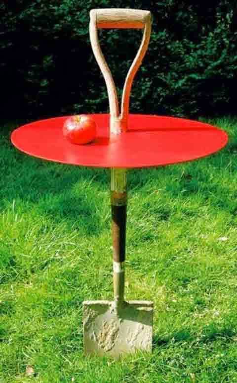 Вот такой столик можно сделать из подручных материалов. 🤔