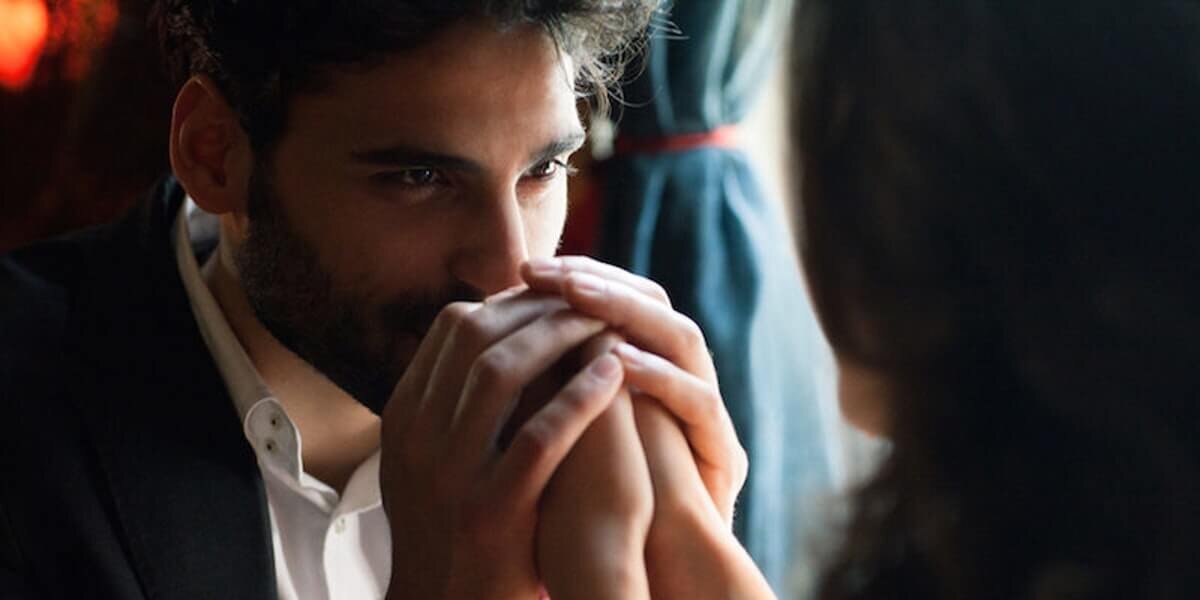 Одни мужчины открыто проявляют эмоции, давая женщине понять, что влюблены. Другие таят чувства в себе. Но реальные эмоции можно узнать по нескольким признакам.