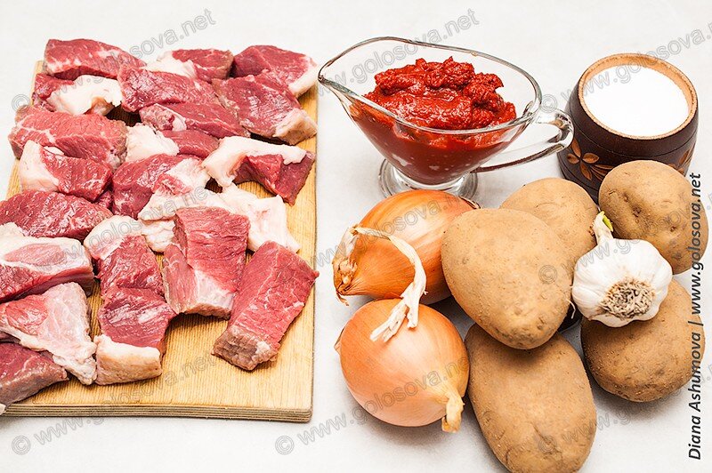 кусочки говядины - телятины, овощи и томатная паста