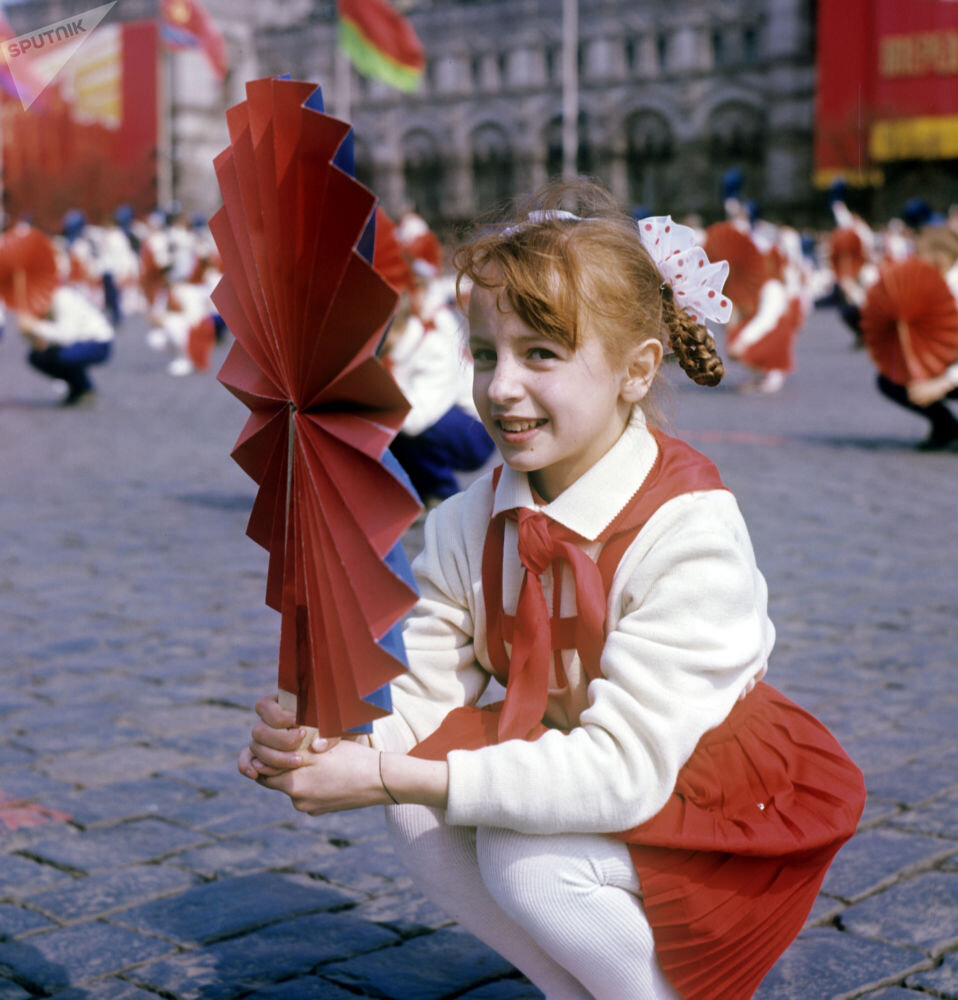 Какой праздник отмечали 1 мая в ссср. Первомай парад СССР. 1 Мая шествие СССР. Парад физкультурников на красной площади 1 мая. 1969. Первомай демонстрация СССР.