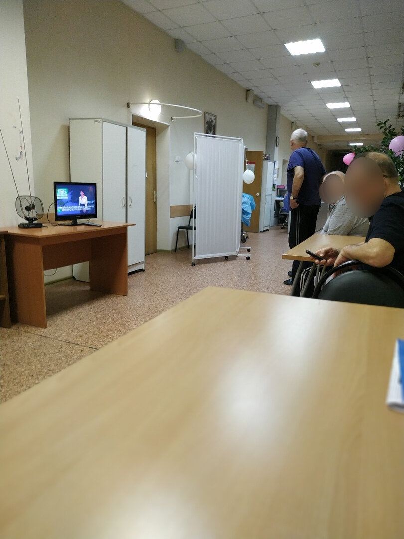 Забегая вперёд. А это коридор отделения, где я коротал время и восстанавливался после операции.