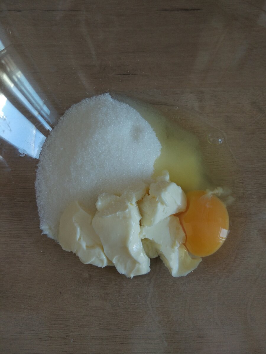 Яйца, сахар, соль и масло взбить.