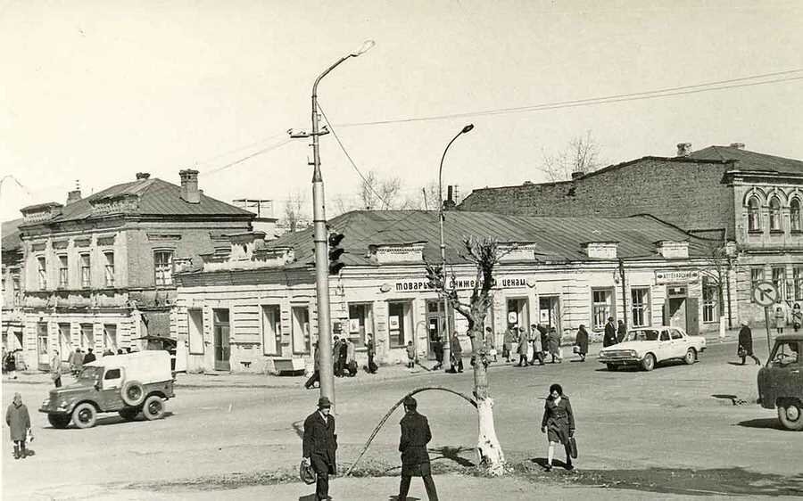 Перекресток улиц Куйбышева и Большевистской. 1976. Источник: pastvu.com