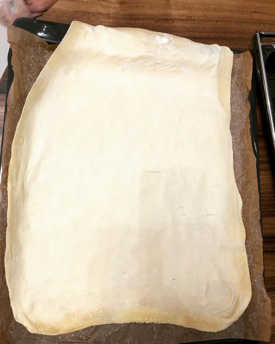 Тесто выложить на противень