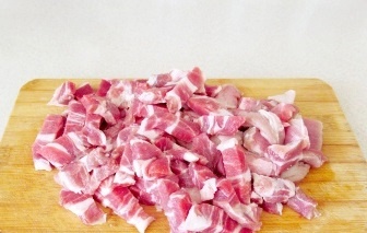 
Свинину нарежьте маленькими кубиками или брусочками.