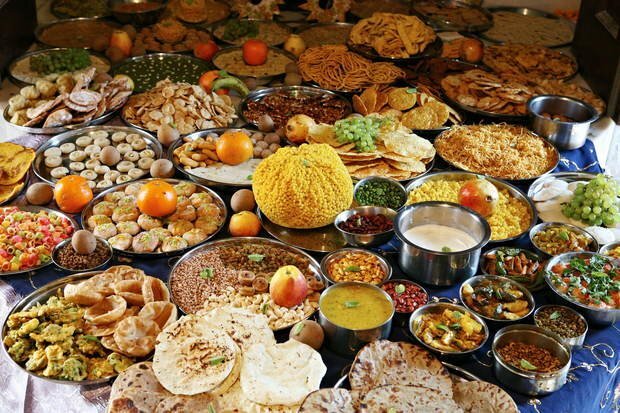 Вроде обыденная вещь в духе "все так живут" - добыча и приготовление пищи, но при глубоком изучении открывает много интересного. Например, человек начал есть мясо вынужденно - при миграции в холодные регионы зимой кроме животных ведь тупо нечего жрать - кругом снег и деревья! И сейчас с развитием транспорта и возможностью купить свежие фрукты круглый год ну просто нет необходимости есть мясо. Но сказывается сила привычки (предки же ели) и инерционность (долгое принятие нового).