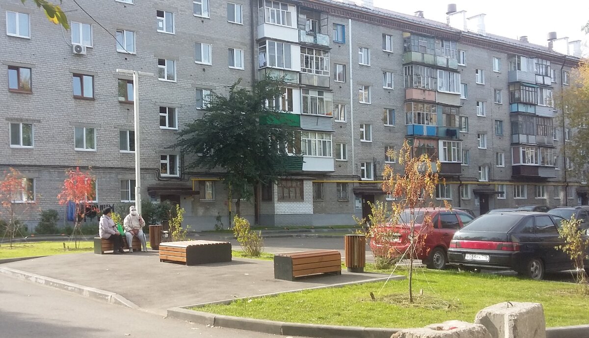 Возле другого дома на улице Восход. Нынче погода удружила с бабьим летом – и можно подольше  посидеть на улице