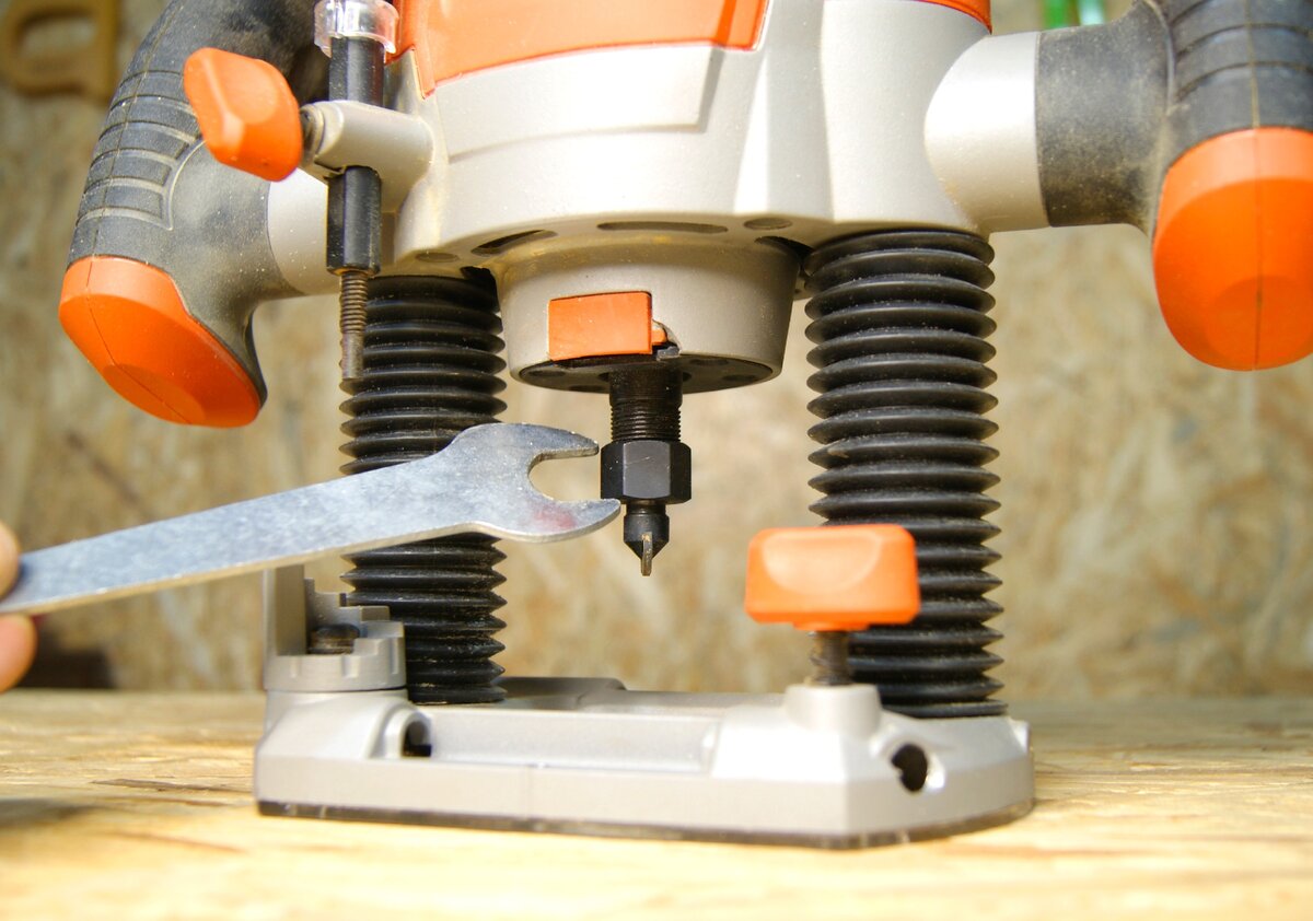 Как открутить гайку цангового патрона на фрезере, если не работает кнопка блокировки?