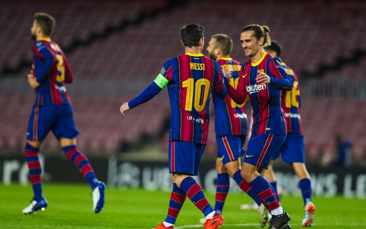 Барса лайв. Барселона Динамо Киев. Барселона 2-0 Месси. Куман Барселона. Барселона ФК.