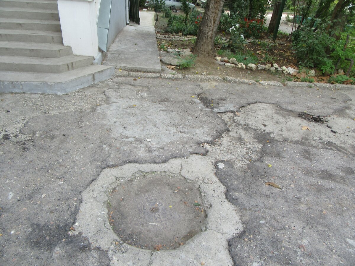 двор дома, где живут наши родители