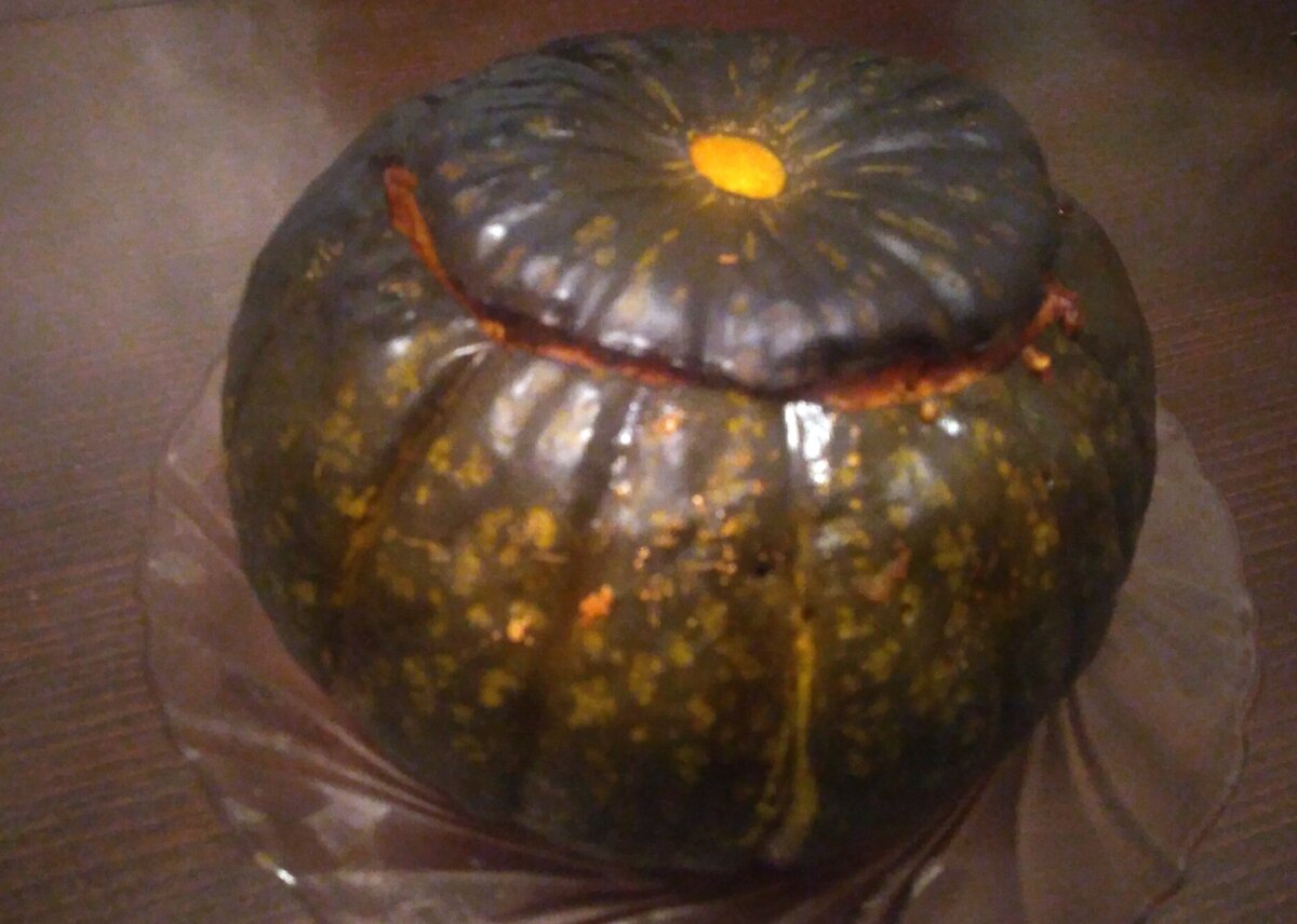 Горшочек из тыквы. Фото темное совсем, на кухне как раз одна лампочка перегорела.