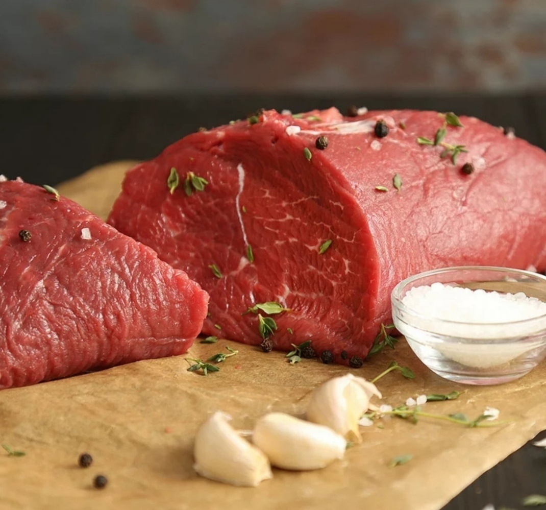 Чем меньше жира в мясе- тем оно полезнее, так как в жире содержится много "вредного холестерина". 