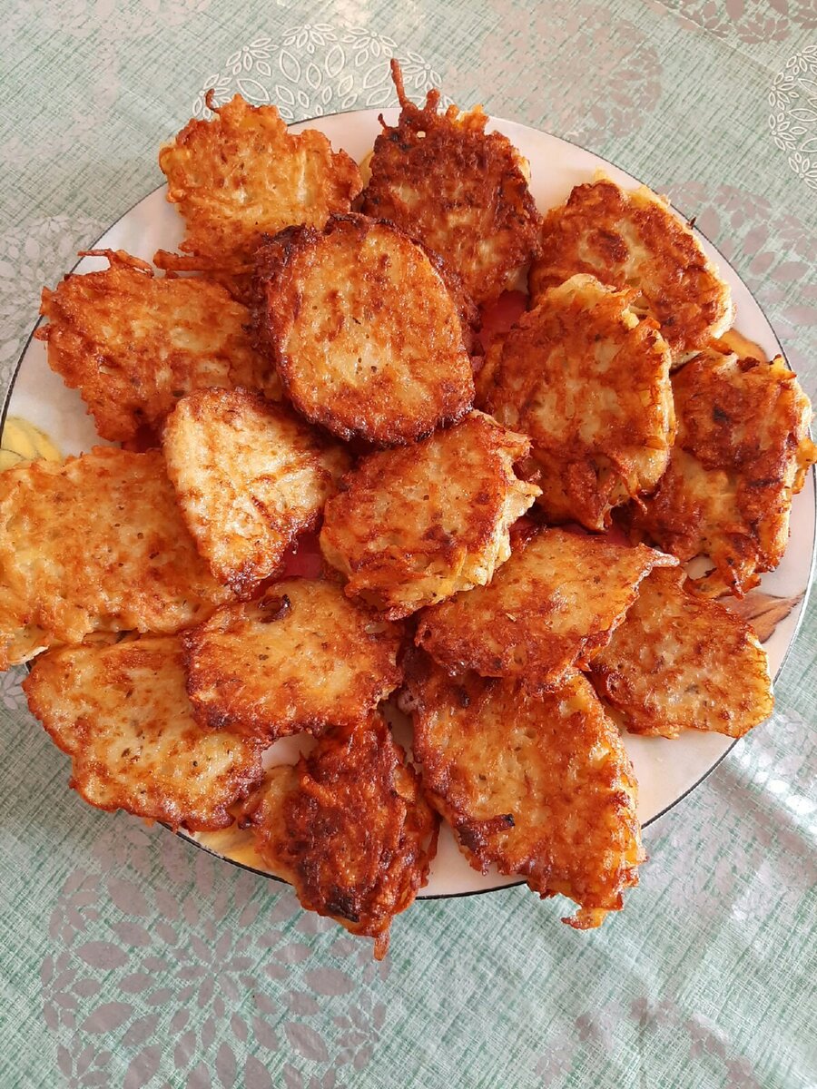 Драники🤤 Простое блюдо, но такое вкусное😍 
 
5 клубней картофеля, 1 луковица, 2 зубчика чеснока, 2 яйца, соль, специи по вкусу, 3 столовых ложки муки. Картофель очистить, натереть на крупной терке, чуть залить молоком, чтоб не потемнел. Лук натереть на терке, или мелко нарезать. Чеснок измельчить. Отжать картофель от жидкости, перемешать с яйцами, мукой, солью, специями, чесноком. Разогреть сковороду, подсолнечное масло должно покрывать дно, столовой ложкой аккуратно выкладывайте картофельную массу, чем тоньше будут драники, тем лучше прожарятся. Жарить с двух сторон на среднем огне до зарумянивания. Подавать горячими, со сметаной. 
 
Приятного аппетита! 

