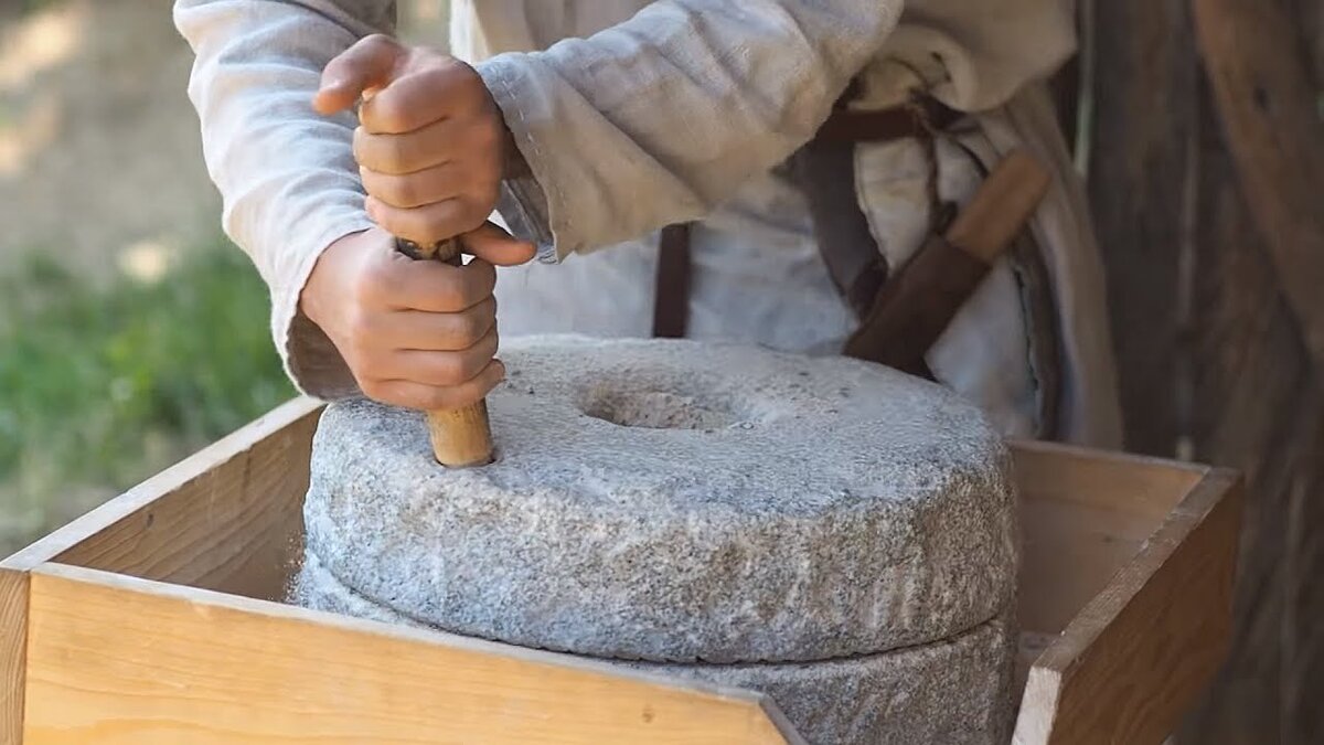 молоть муку. жернова мелют. каменные жернова для мельницы старинные. жернова мелют. зернотёрка жёрнов.