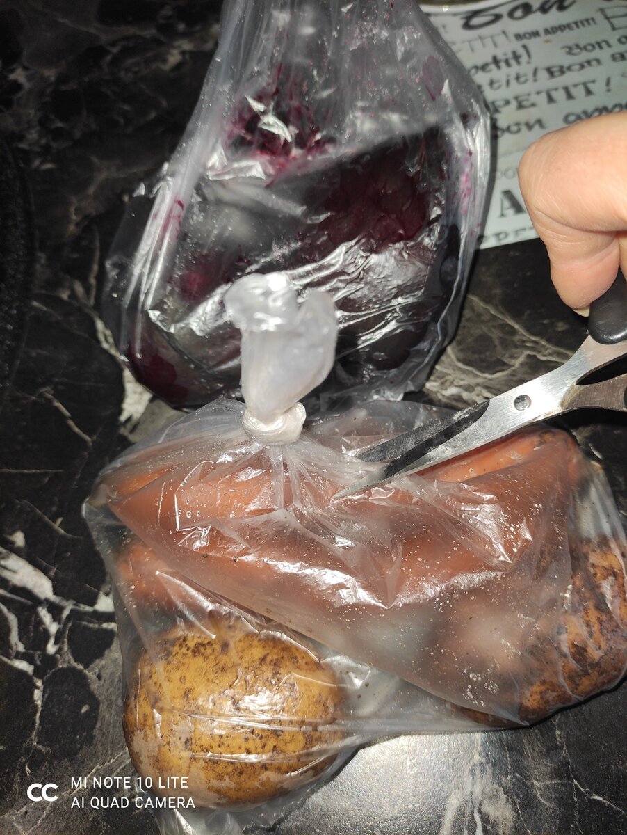 Морковь и картофель я кладу вместе т.к. для приготовления им необходимо одинаковое количество времени, но это зависит от размера овощей. Свеклу кладу отдельно, время приготовления естественно немного больше.
ОБЯЗАТЕЛЬНО необходимо сделать в пакете пару отверстий. И отправляю в микроволновку.