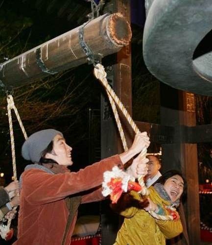 Японцы бьют в новогодние колокола