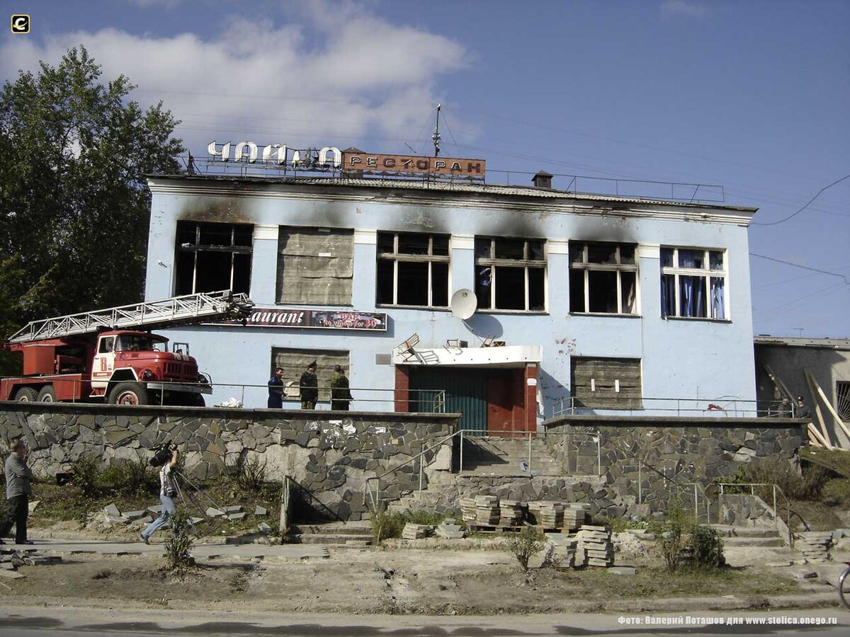 Массовые беспорядки в кондопоге. Погромы в кондопоге 2006. Кондопога 2006 год ресторан чайка. Массовые беспорядки в кондопоге 2006. Кондопога 2006 кафе чайка.