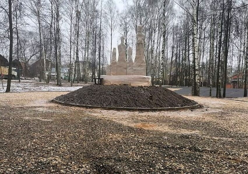 Укрытая покрывалом скульптурная композиция в память о городе Корчева, установленная в городе Конаково. Фото: паблик "Конаково News" в соцсети ВКонтакте