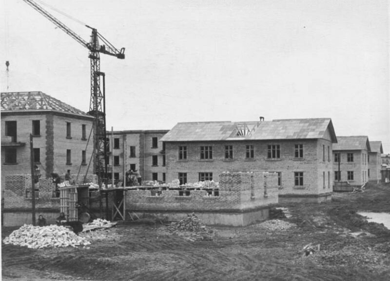 Пример  многоквартирного дома "народной стройки" второй половины 20 века. 
Г. Череповец 1957 год