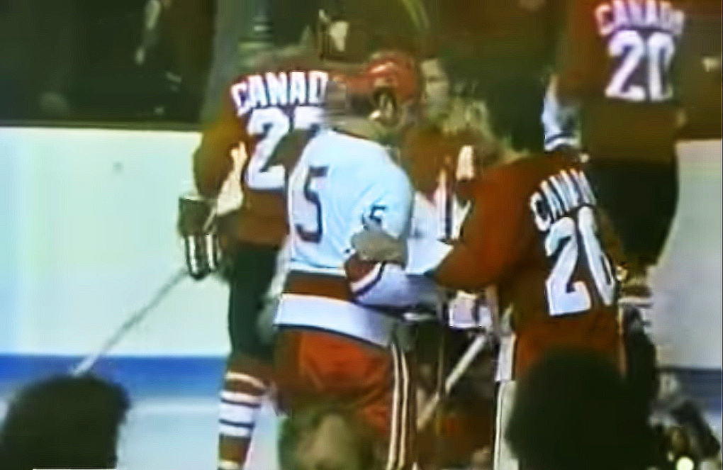 Игроки дружески похлопывают друг друга по плечу 