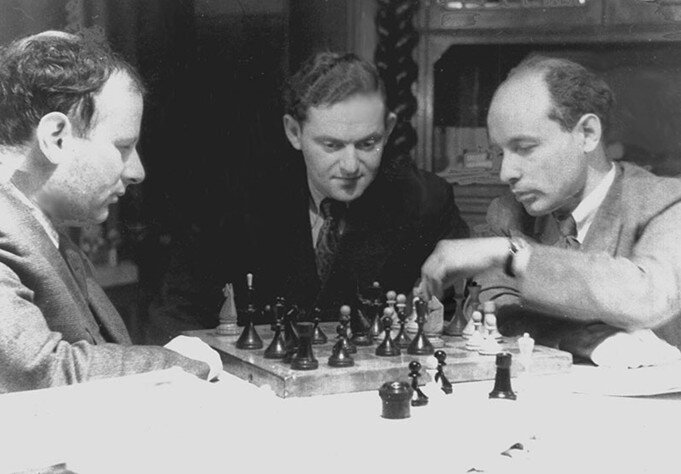 
 Слева направо: Исаак Болеславский, Семён Фурман, Давид Бронштейн (Москва 1951).