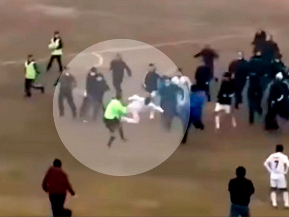 Матч “Турона” и “Нефтчи” завершился массовой дракой с избиением судей (ВИДЕО) 