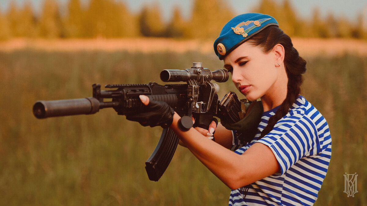 Девушка и парень десантники