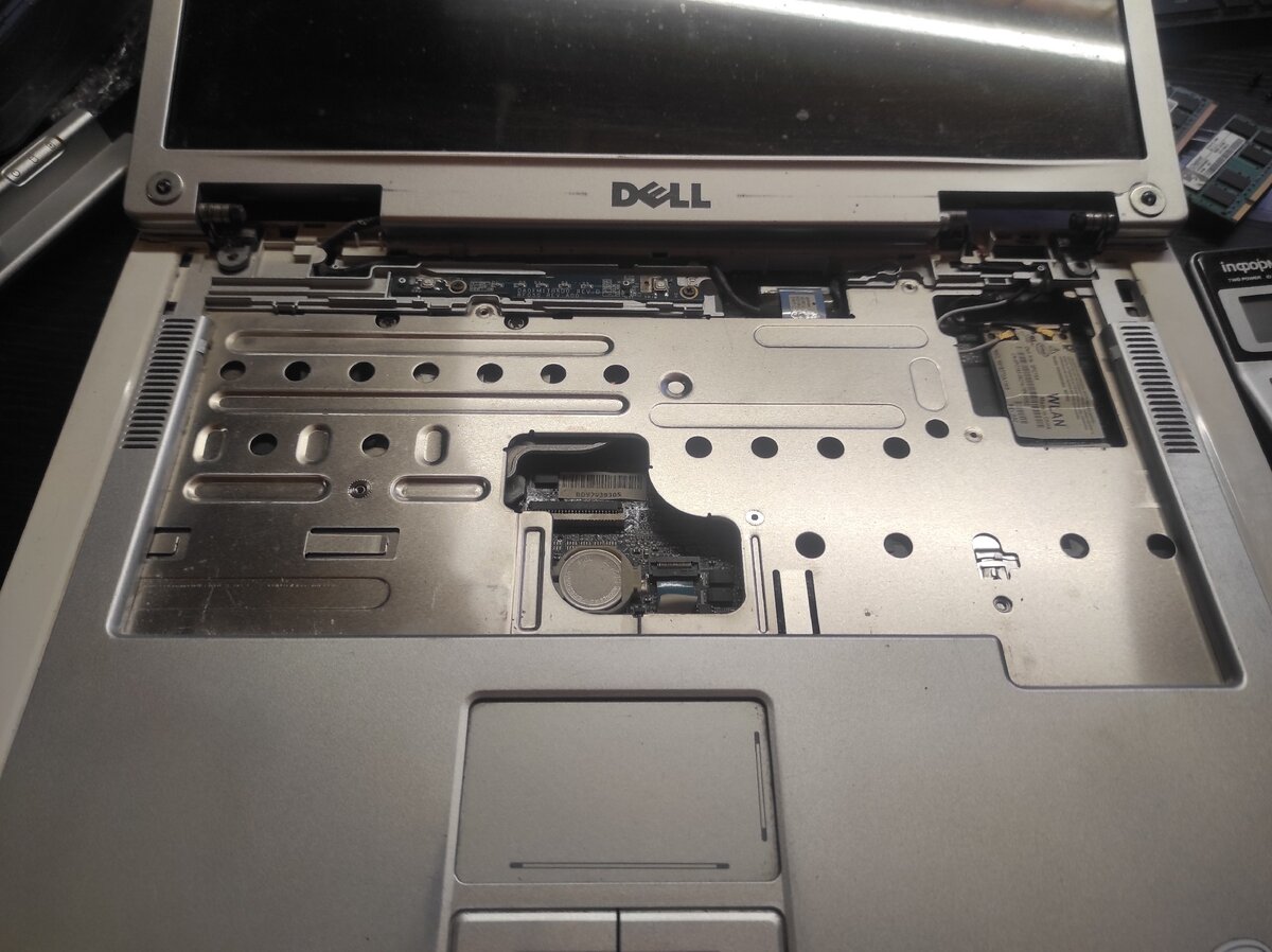 На фото процесс разбора ноутбука