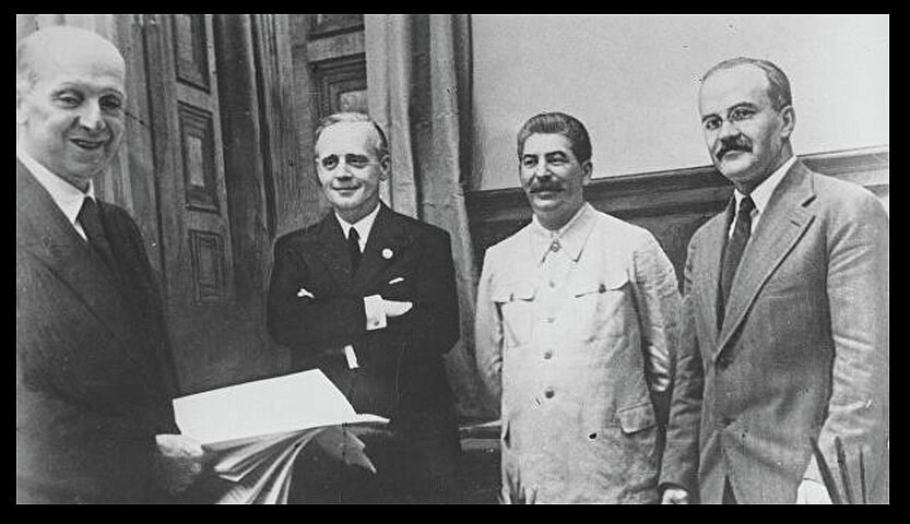 23 августа 1939 года между Советским Союзом и Германией был заключён Договор о ненападении. Фото: AP Photo