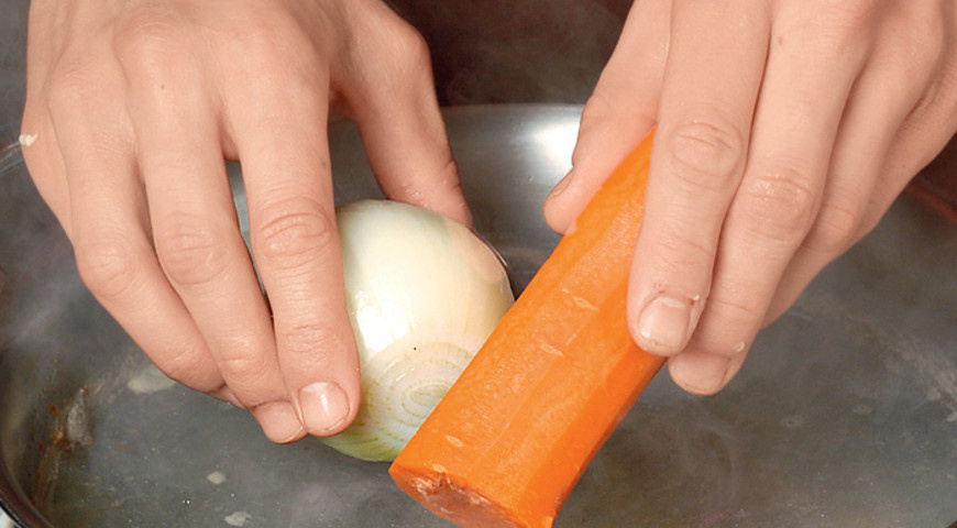 Приготовьте бульон для щей из кислой капусты. В кастрюлю с 2 л холодной воды положить мясо и на сильном огне довести до кипения. Очистить корень сельдерея, 1 луковицу и 1 морковку. Убавить огонь. С бульона снять пену, положить овощи, варить 1 ч 30 мин.