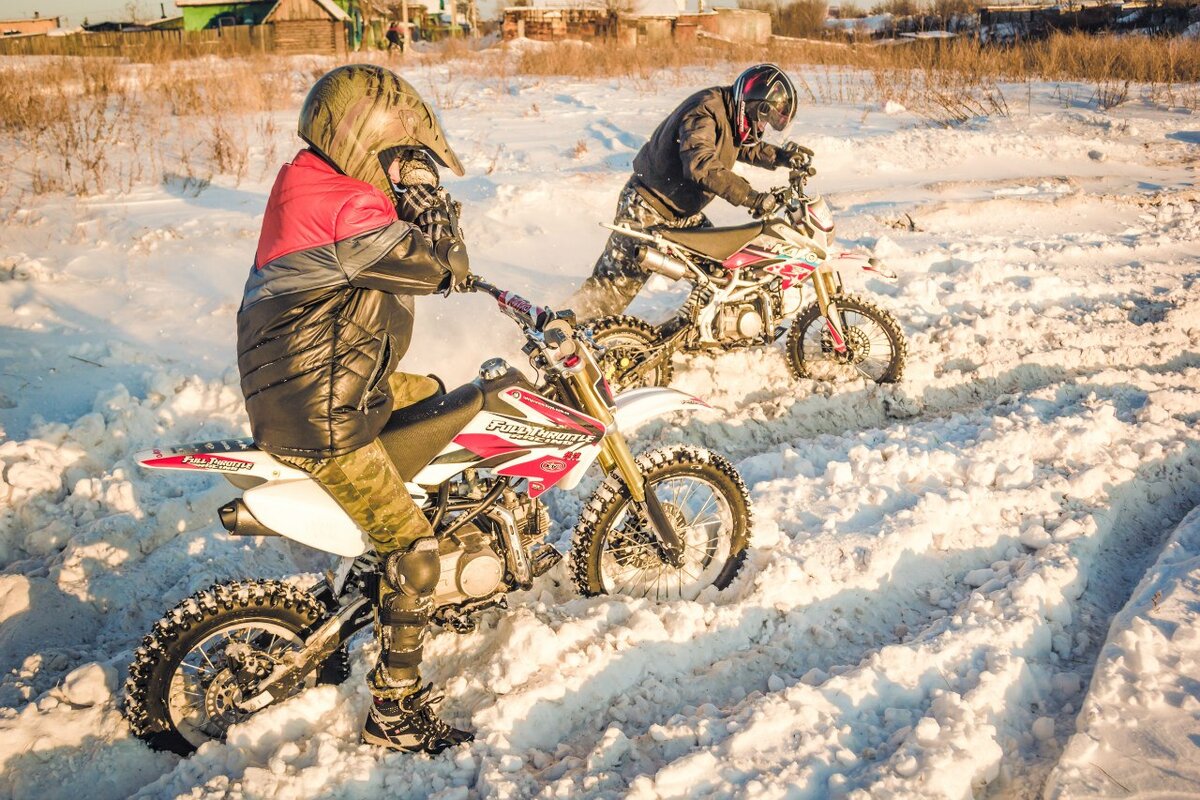 Вы посмотрите на этих красавцев, кроссовочки, шлем и хорошее настроение.
