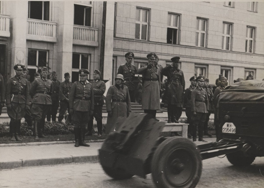 Генерал Гудериан и комбриг Кривошеин принимают парад в Бресте. Сентябрь 1939 года