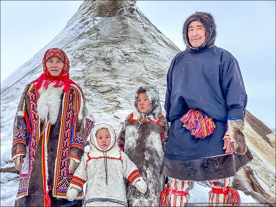 Ненцы в национальных костюмах