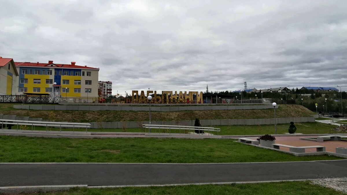 Огромные площади, где нет людей.