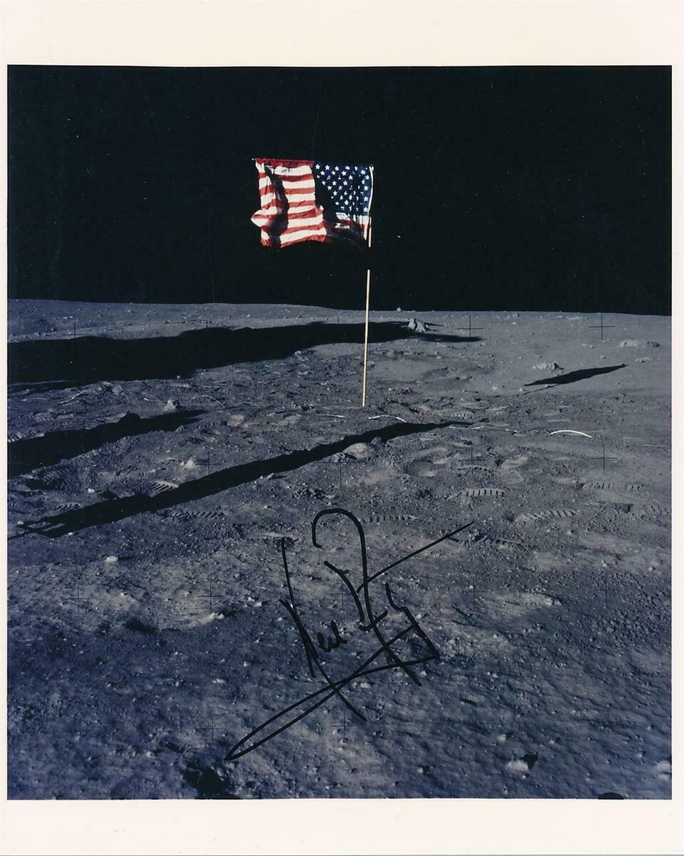 Подписанная фотография. 1.875 долларов (137.000 рублей)